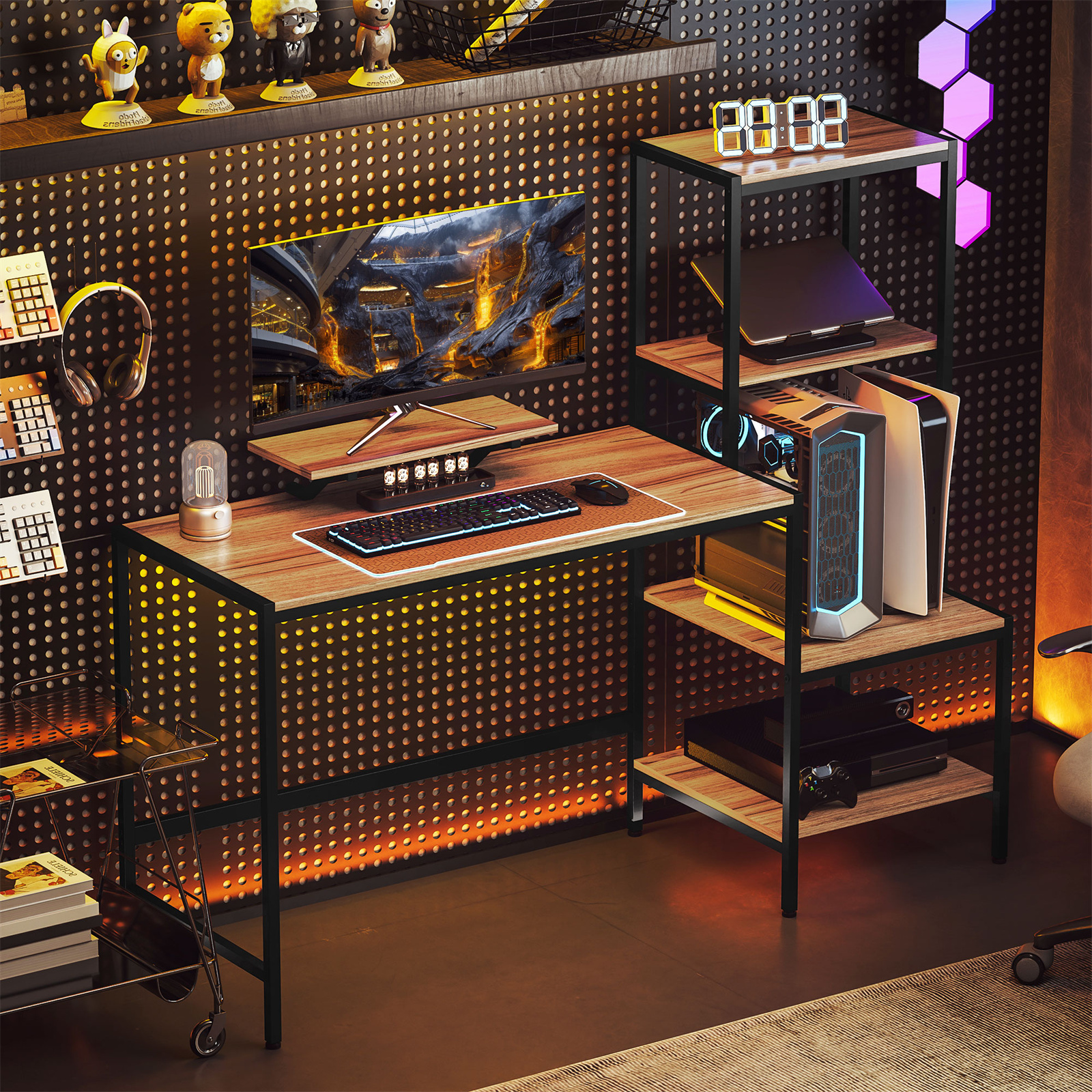 Gaming-Setup mit Computer, Monitor und Regalen. Enthält Kopfhörer, eine Tastatur und dekorative Artikel.