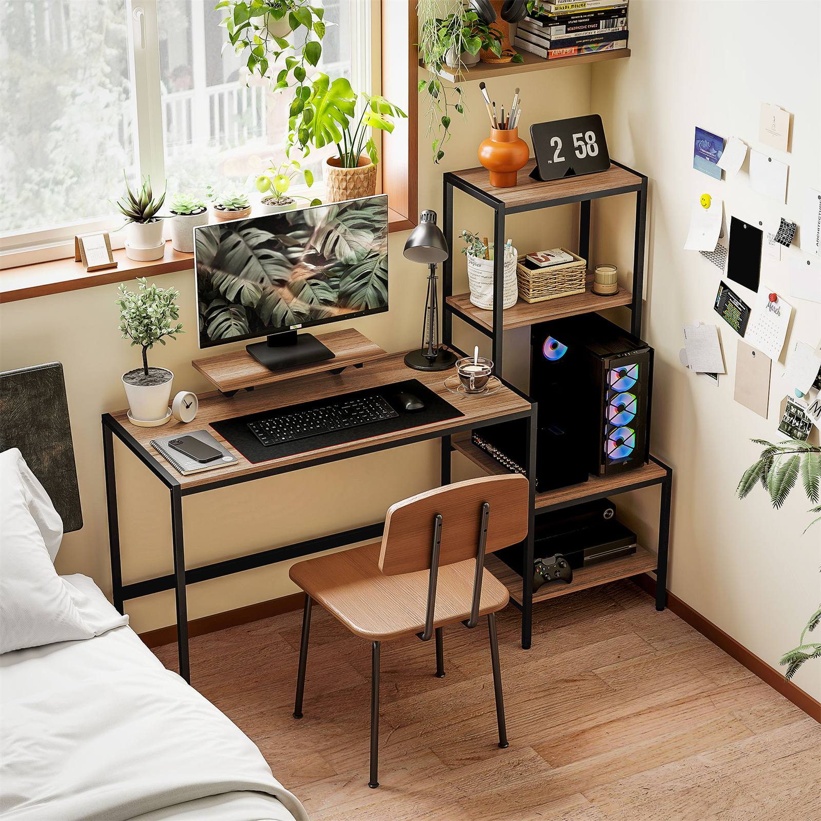 Ein moderner Homeoffice-Schreibtisch mit Computer, Pflanzen und Stuhl am Fenster.