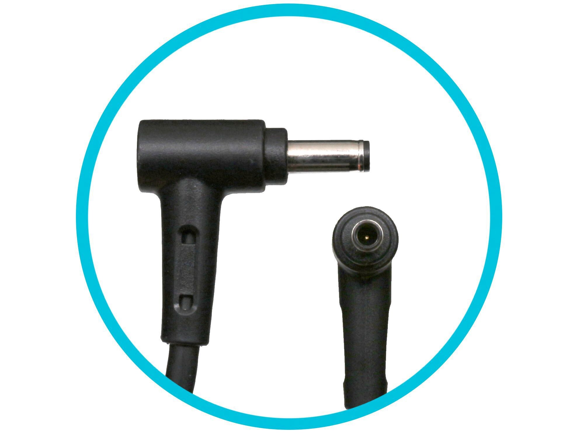 Schwarzer Adapterstecker mit rundem und rechtwinkligem Stecker. Der Stecker befindet sich in einem blauen Kreis.