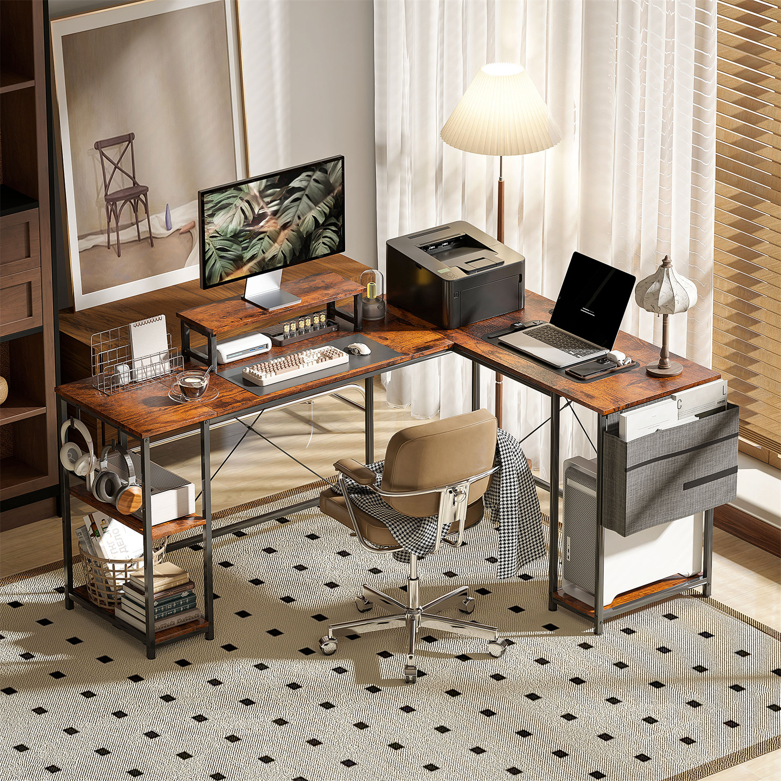 Ein möbliertes Büro mit großem Schreibtisch, Monitor und Computerausrüstung. Stuhl und Teppich sichtbar.
