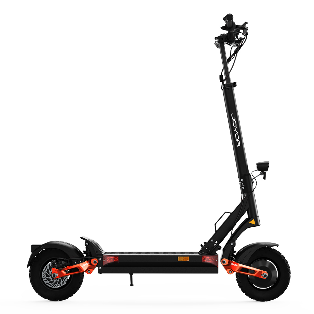 Scooter elettrico nero con dettagli arancioni su sfondo bianco. Lo scooter ha un lungo stelo e ruote grandi.