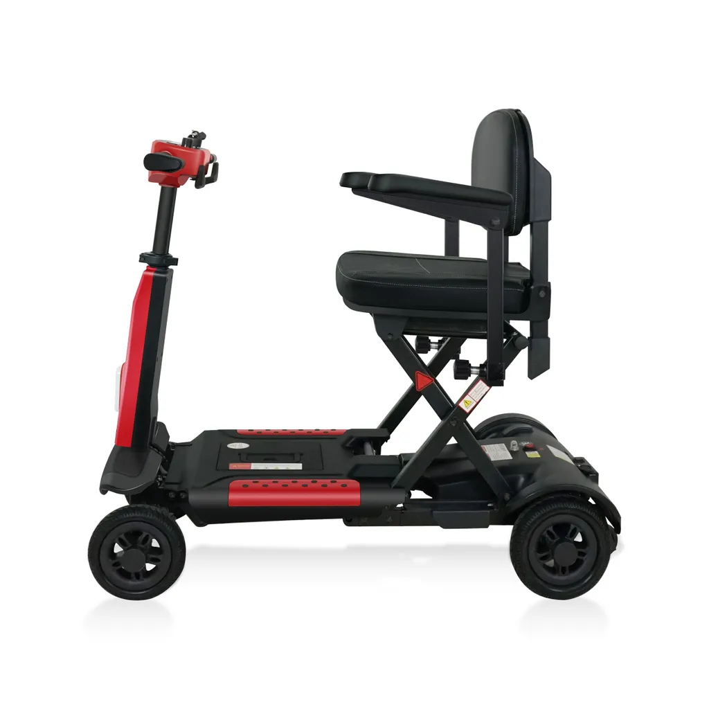 Roter und schwarzer Mobilitätsroller vor weißem Hintergrund. Er hat einen Sitz und vier Räder.