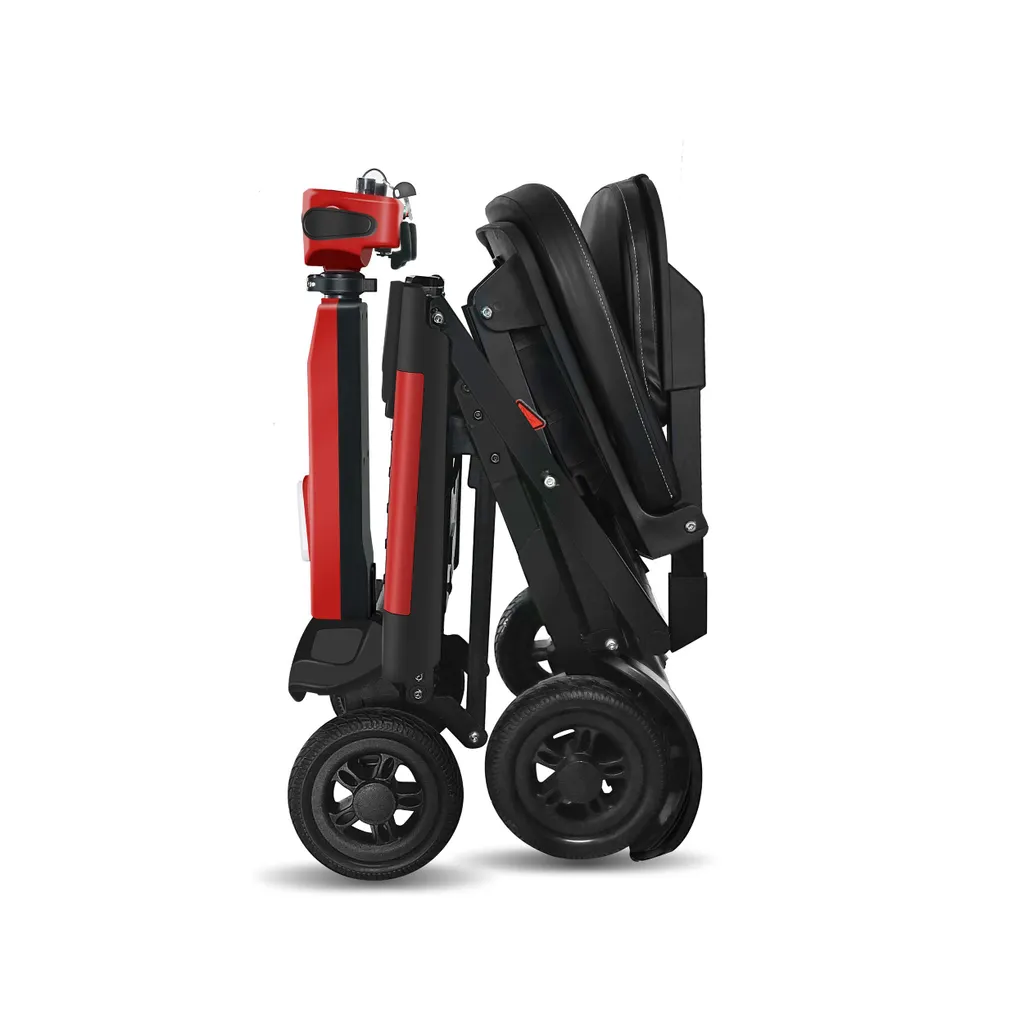 Zusammengeklappter Mobilitätsroller. Schwarze Räder, Sitz und Rahmen. Roter und schwarzer Griff und Zierleiste. Isoliert auf weißem Hintergrund.