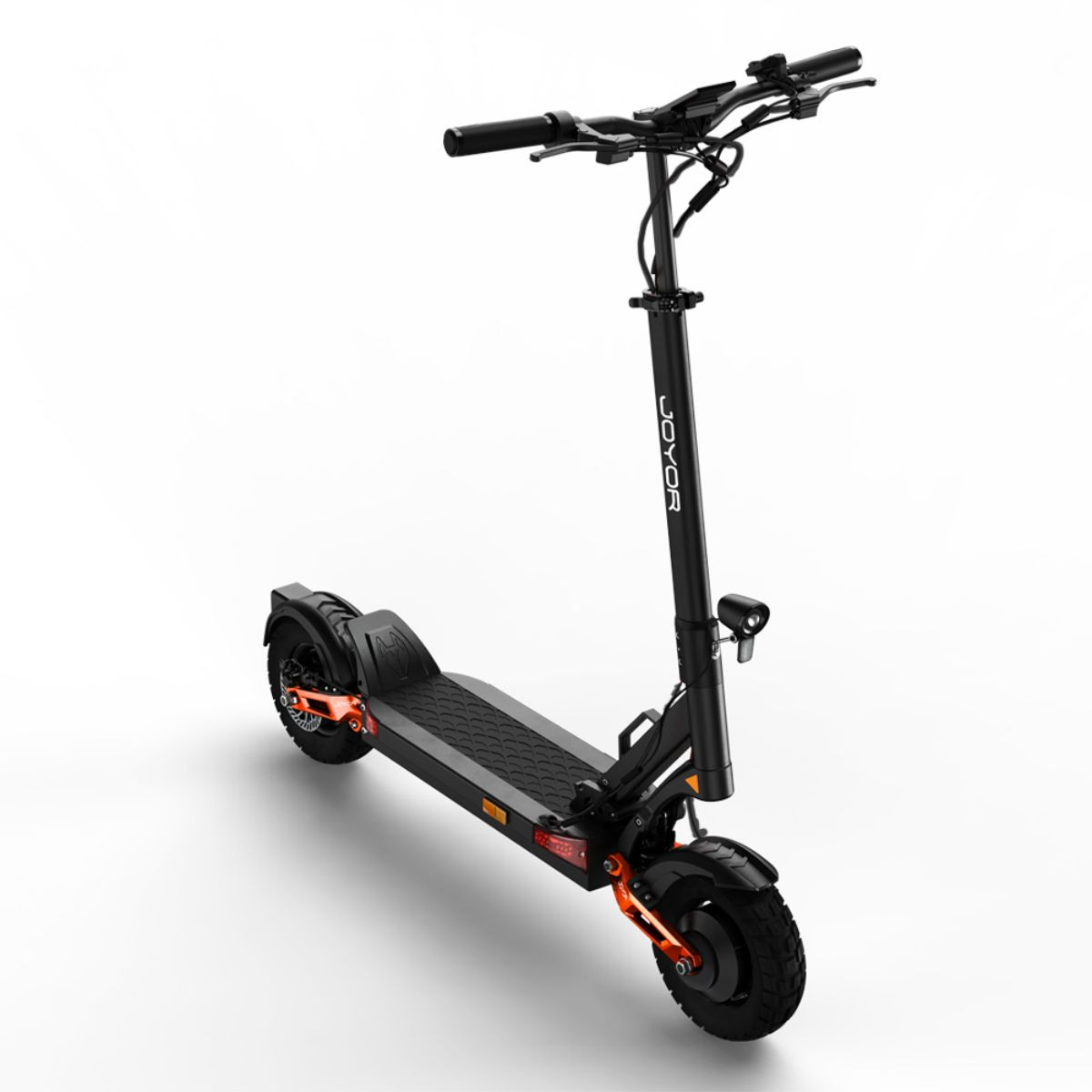 Scooter elettrico nero su sfondo bianco. Ha dettagli arancioni e un piccolo faro.
