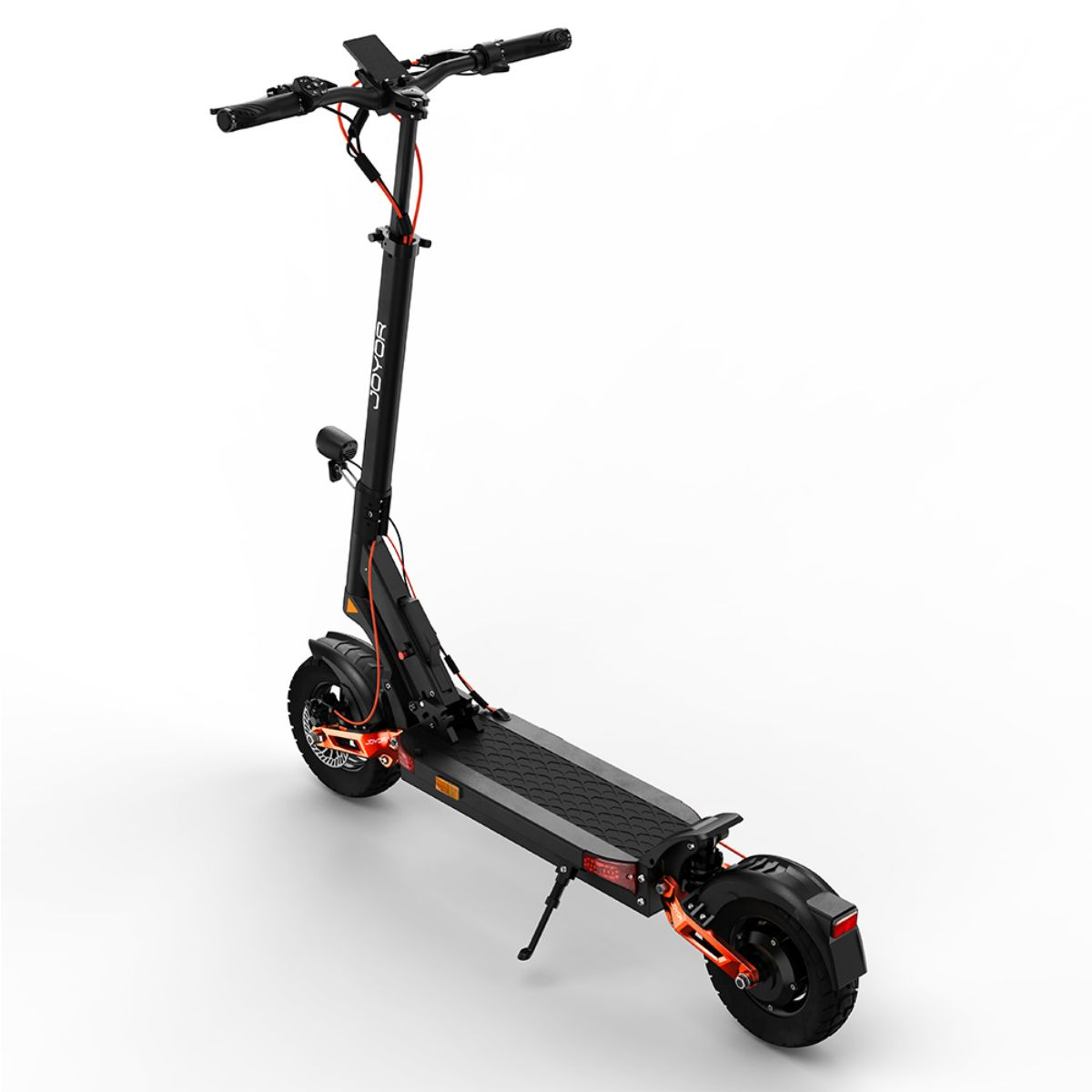 Ein Elektroroller, schwarz mit orangefarbenen Akzenten, auf weißem Hintergrund. Er hat einen Ständer.