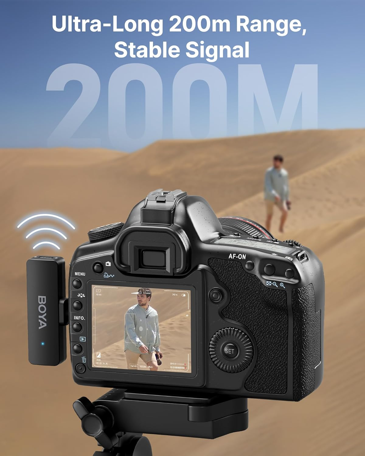 Cámara DSLR con micrófono inalámbrico en un desierto.