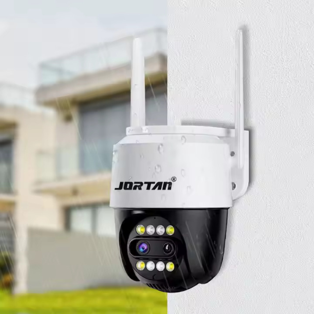 Telecamera di sicurezza in bianco e nero su un muro. Sta piovendo.
