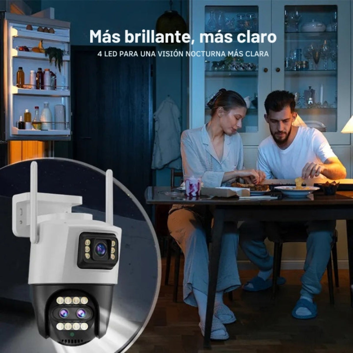 Telecamera di sicurezza e coppia in cucina. La telecamera è bianca, montata a soffitto. Stanno mangiando.