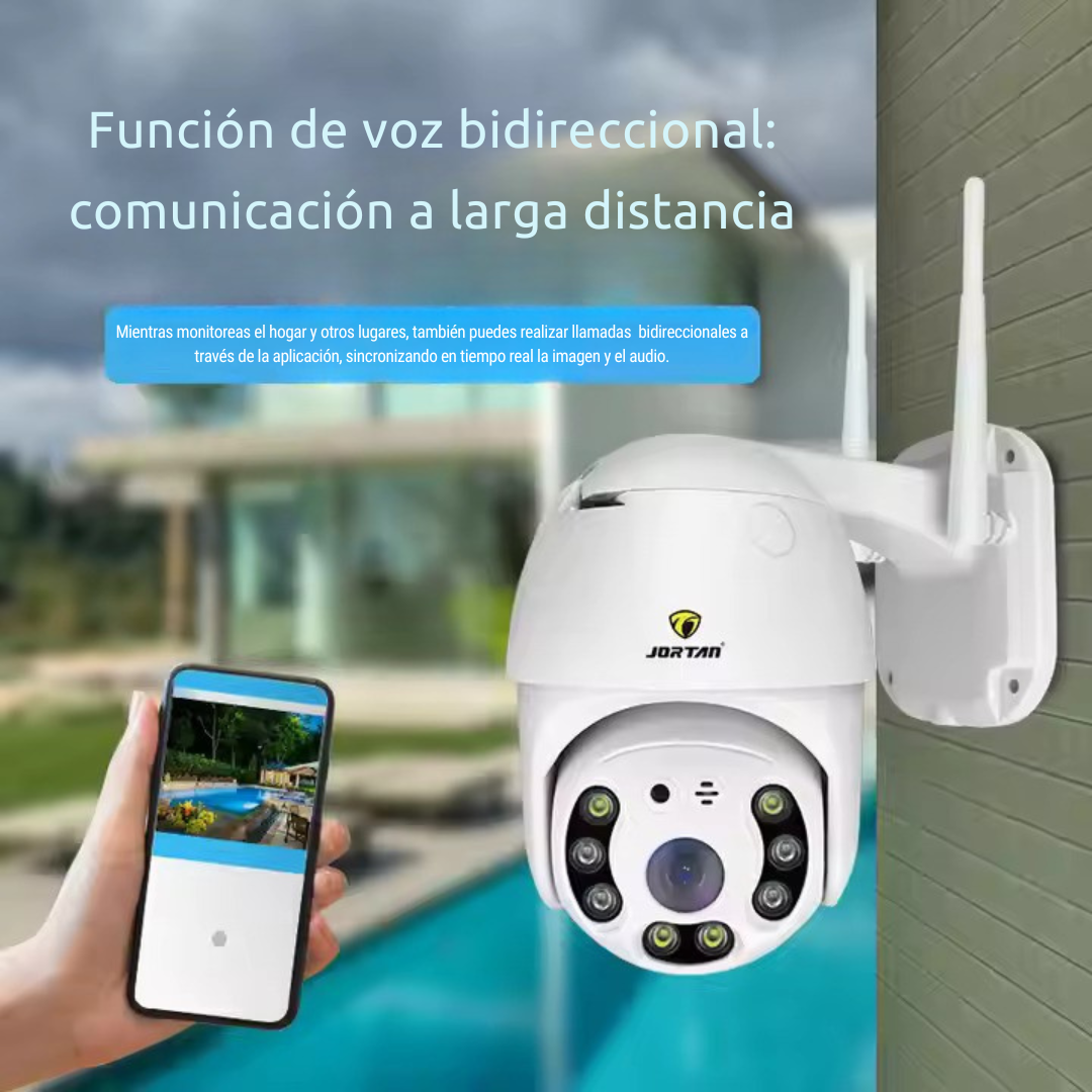Una cámara de seguridad blanca montada en una pared, con un teléfono inteligente que muestra una vista de la piscina. Muestra dos antenas.