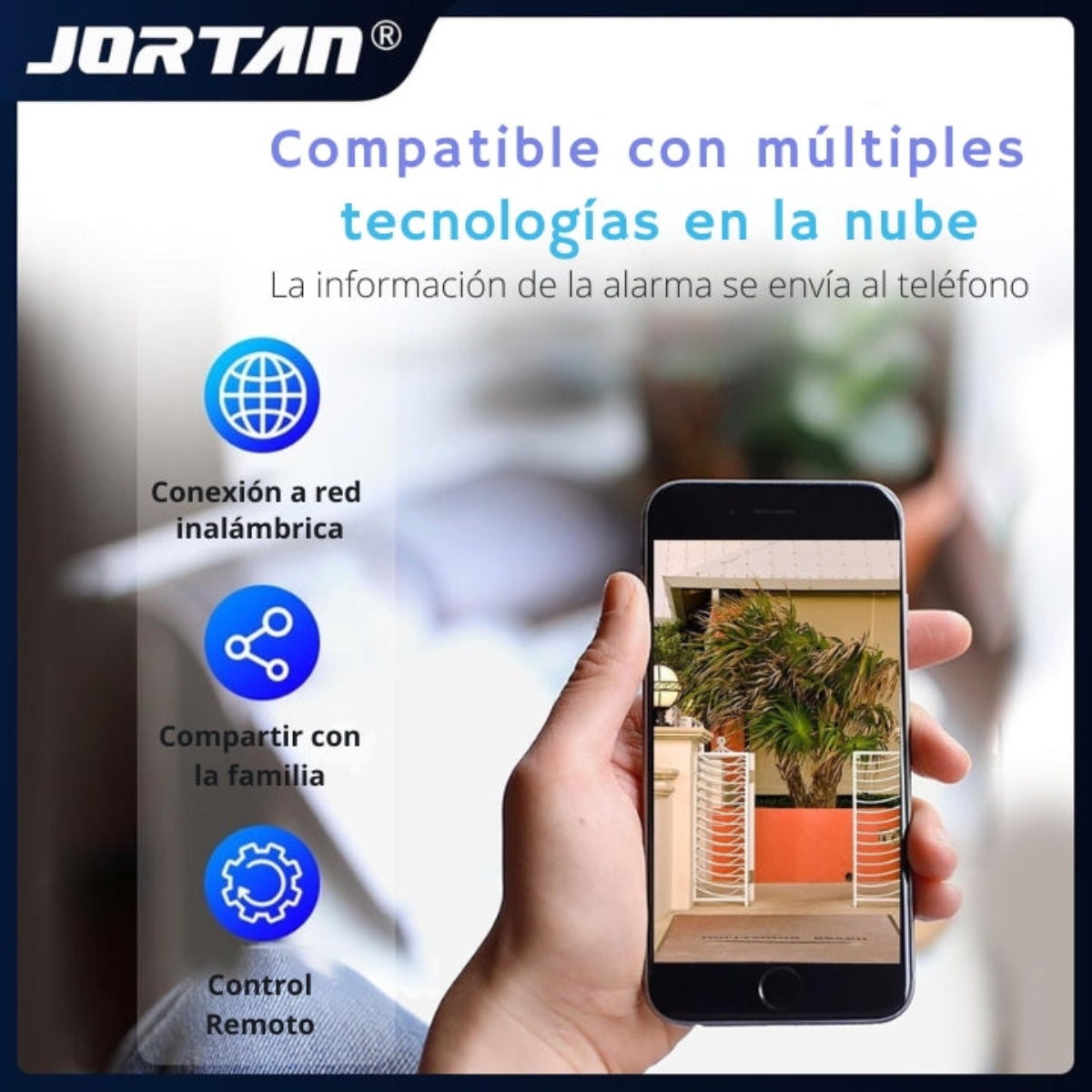 Mano sosteniendo un smartphone mostrando una casa con iconos de tecnología en la nube.