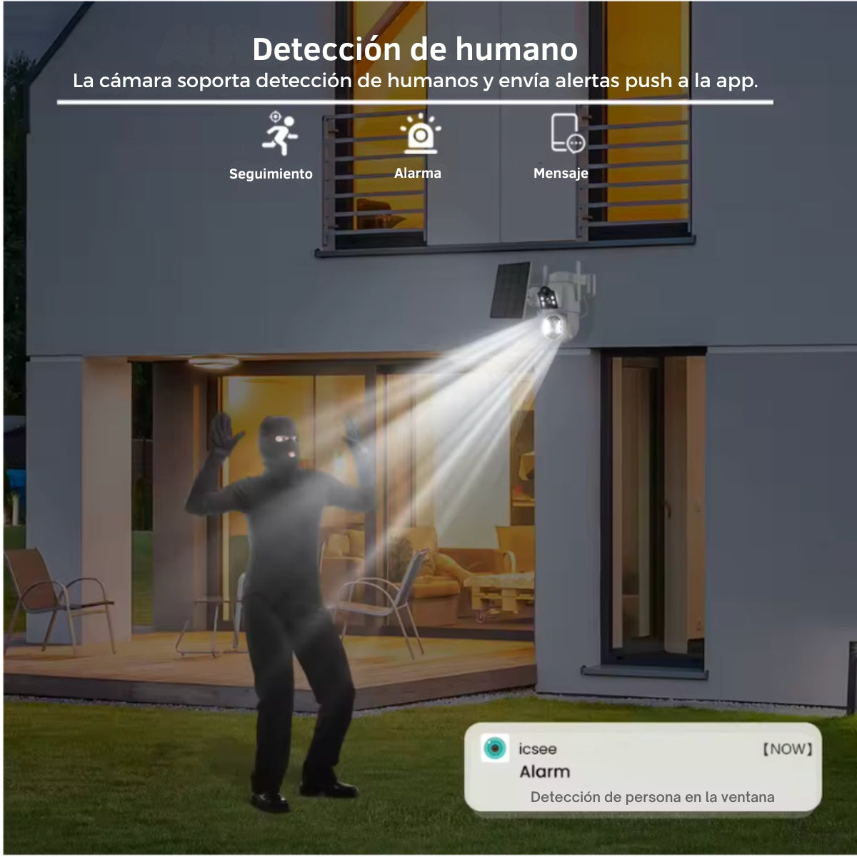 Una telecamera di sicurezza esterna con un riflettore, che cattura una figura vestita di nero.