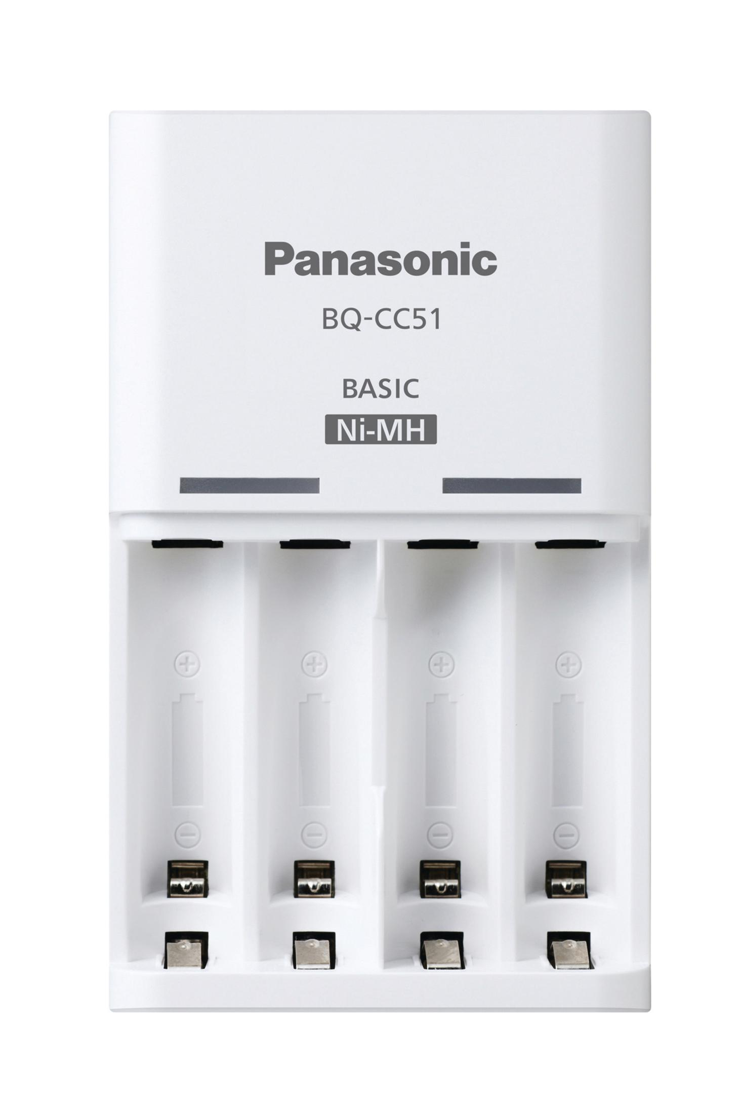 Weißes Panasonic-Batterieladegerät mit vier Schlitzen, schwarzer Text auf der Vorderseite. Der Hintergrund ist weiß.