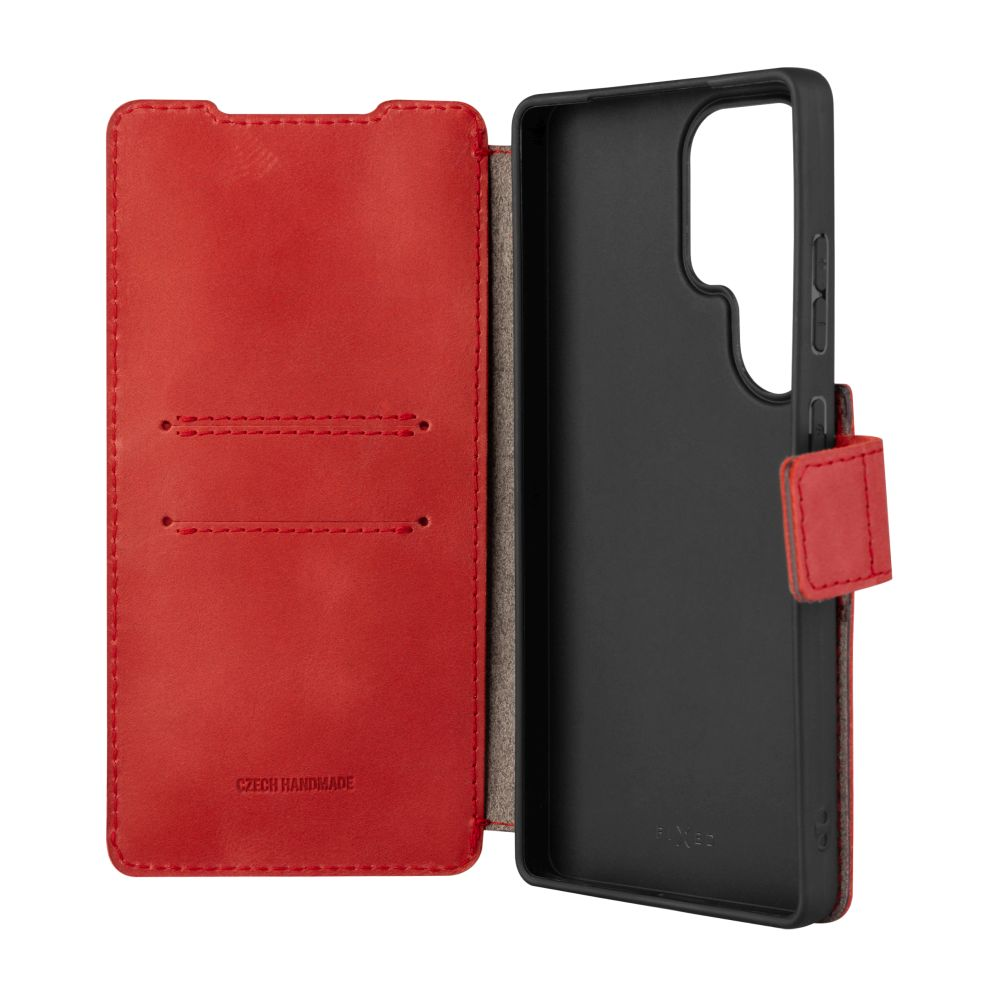 Rote Leder-Handyhülle, offen, mit dem schwarzen Innenraum des Telefons sichtbar und dem Text "CZECH HANDMADE".