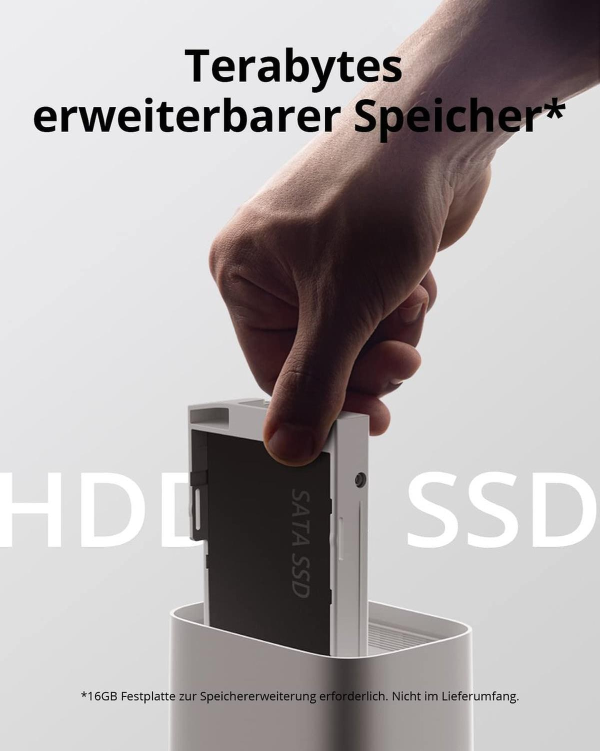 Ręka wkładająca czarny dysk SSD do białego urządzenia. Białe tło.