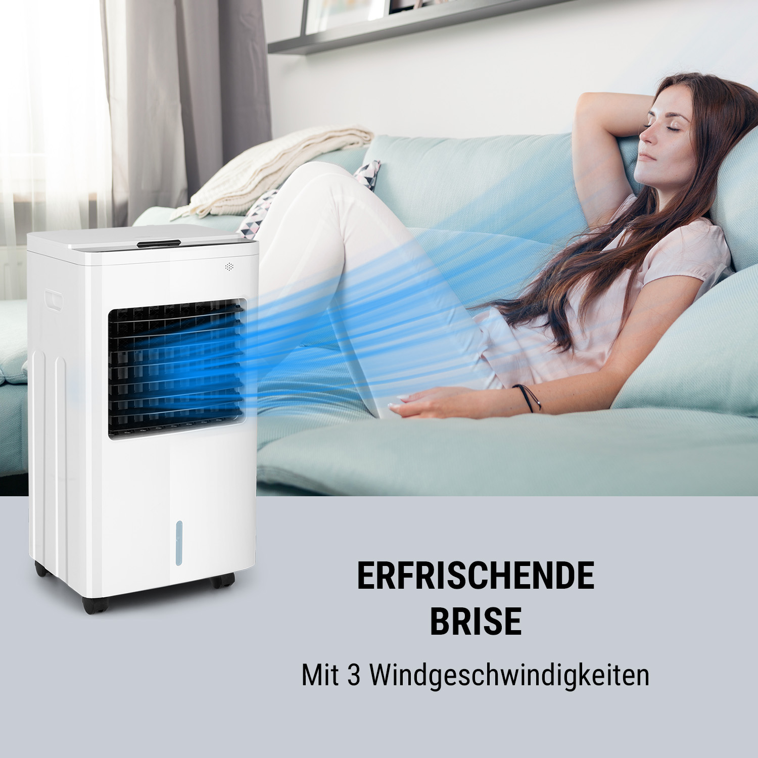 Weißer Luftkühler mit blauem Luftstrom. Eine Frau entspannt sich auf blauem Sofa.