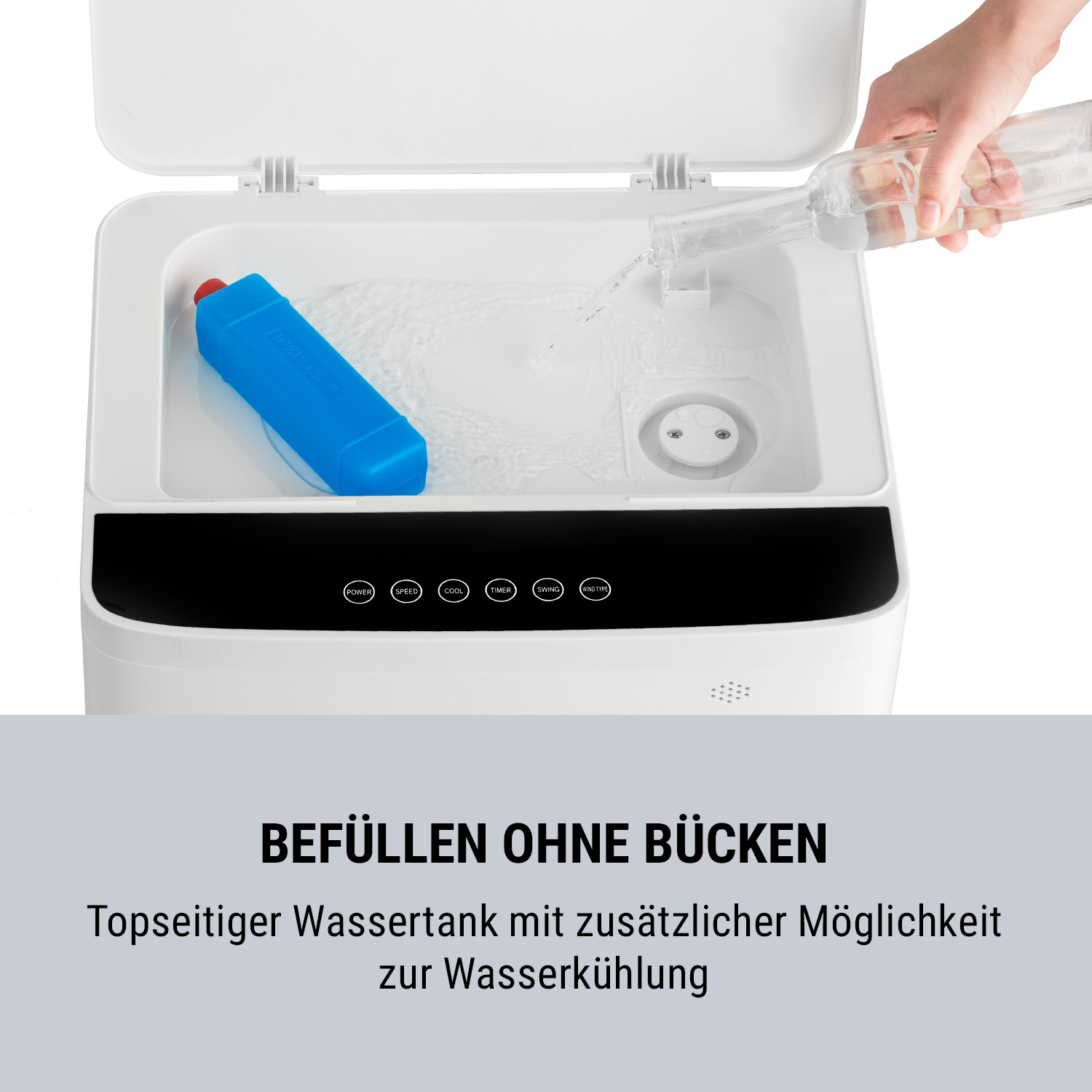 Eine Person gießt Wasser in einen weißen Behälter. Ein blaues Kühlpack ist darin. Text sagt 'Ohne Bücken füllen'.