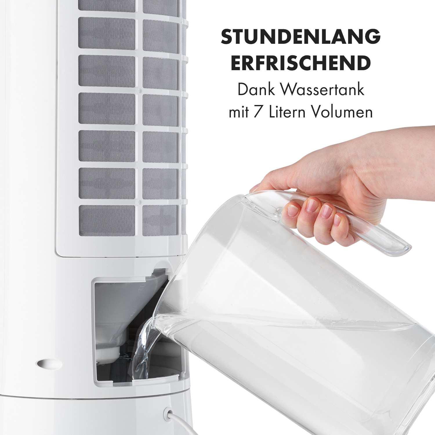 Eine Person gießt Wasser aus einem Krug in einen weißen Luftkühler.