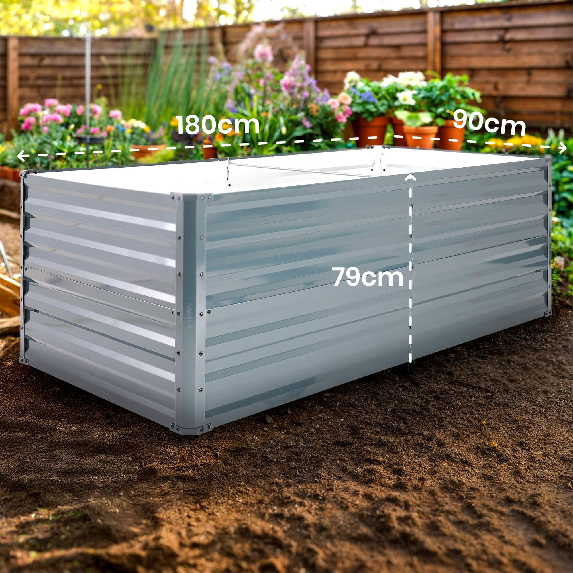 Ein erhöhter Garten aus Metall in einer Gartenumgebung, mit Maßangaben von 180 cm, 90 cm und 79 cm.