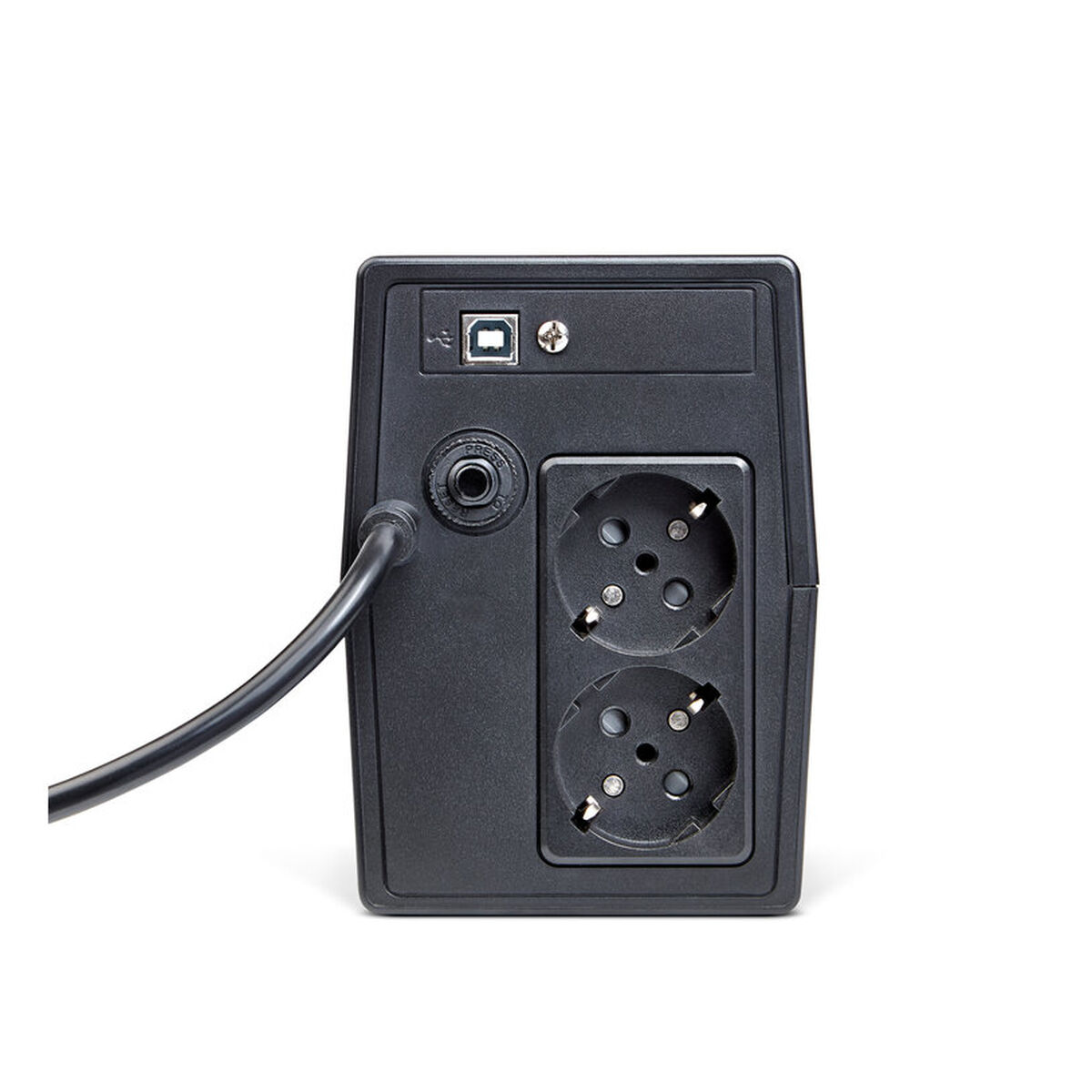 Un adaptador de corriente negro con dos enchufes europeos y un puerto USB, sobre un fondo blanco.