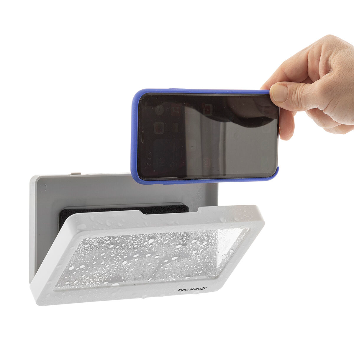 Telefon in wasserdichter Hülle, gehalten von einer Hand vor weißem Hintergrund.