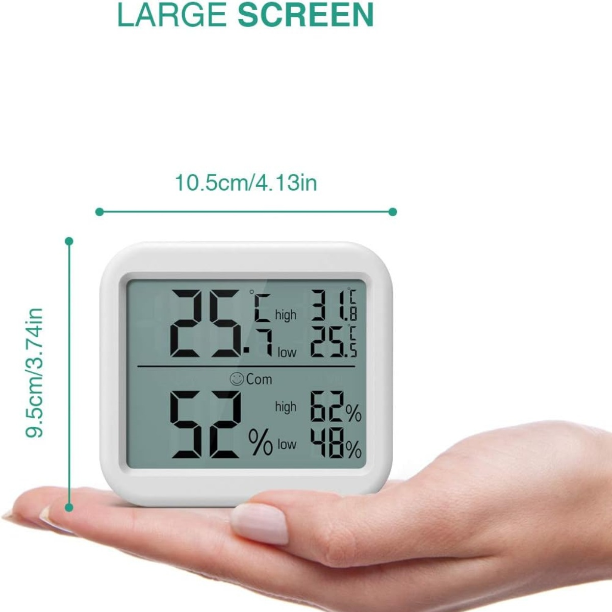 Weißes digitales Thermometer mit großem Bildschirm, der Temperatur und Luftfeuchtigkeit anzeigt, in der Hand gehalten.