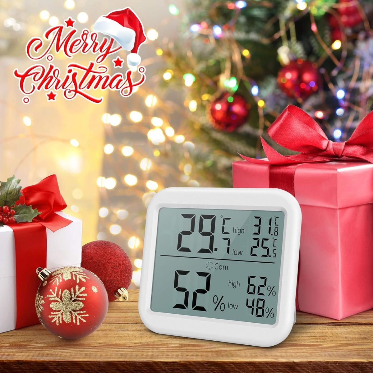 Ein weißes digitales Thermometer zeigt 29,1 Grad und 52% an. Weihnachtsdekorationen umgeben es.