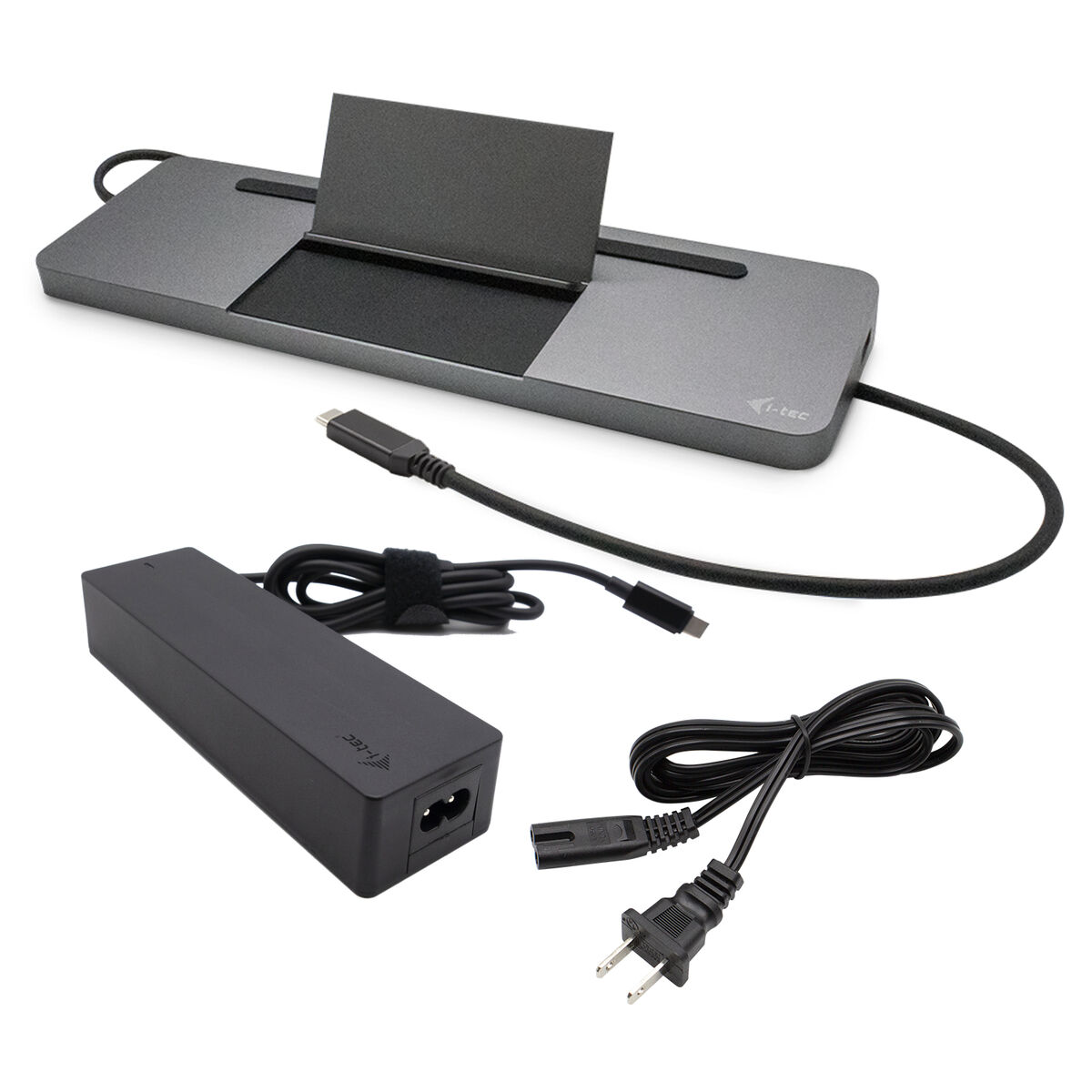 Una docking station argentata con cavi neri collegati e alimentatore nero, su sfondo bianco.
