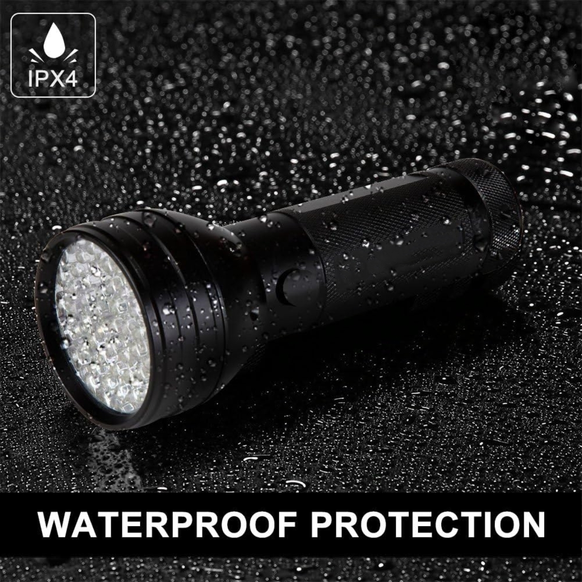 Schwarze wasserdichte Taschenlampe mit weißem LED-Licht auf nasser Oberfläche, mit 'WATERPROOF PROTECTION'.