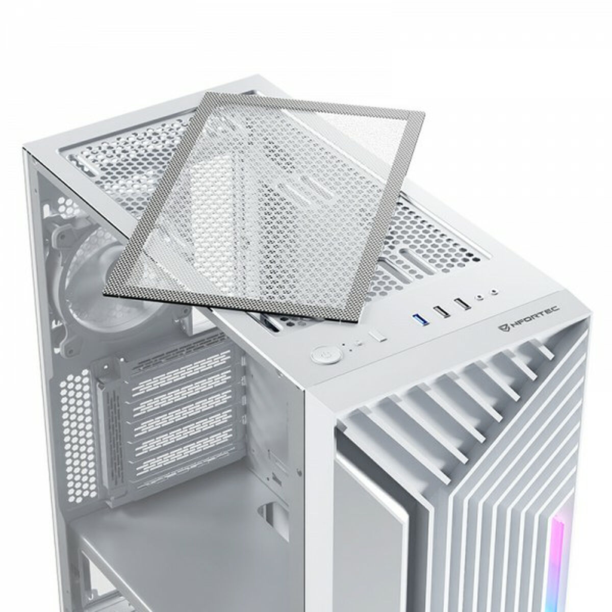 Case computer bianco con parte superiore aperta, filtro a rete. Vista dall'alto. Design moderno.