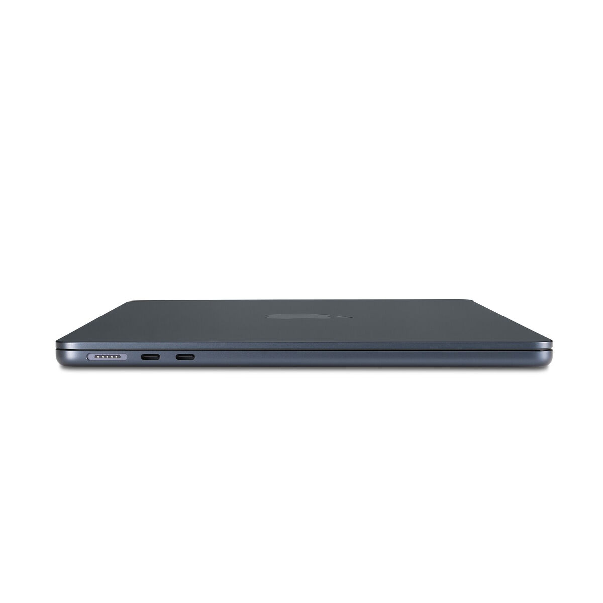 Un portátil cerrado. El color es gris oscuro, con un logo de Apple plateado.