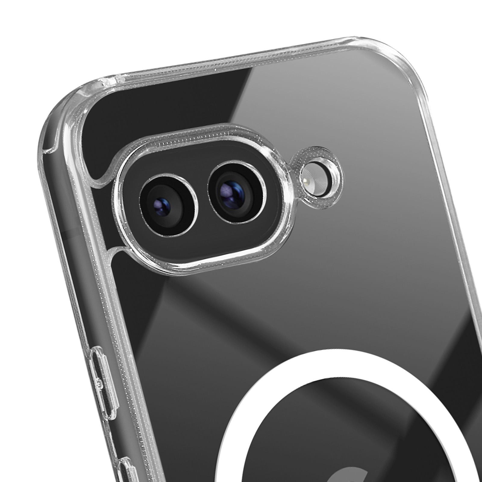 Nahaufnahme einer transparenten Handyhülle mit Kameralinse und weißem MagSafe-Ring.