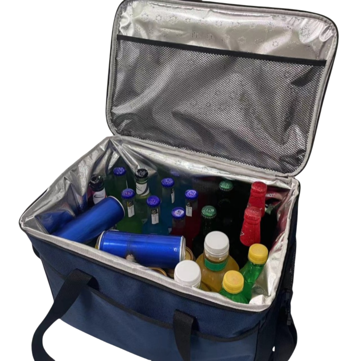 Offene blaue Kühltasche gefüllt mit Flaschen und Dosen.