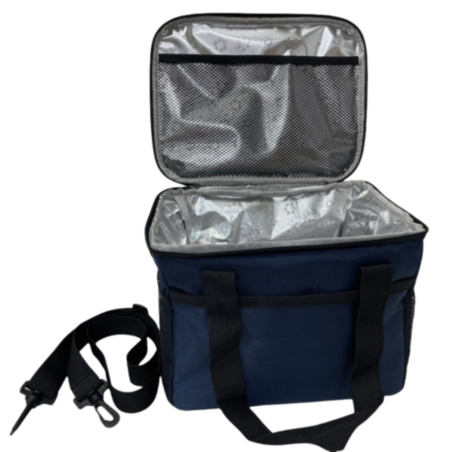 Offene blaue Kühltasche mit Schultergurt. Schwarzer Griff und Gurt. Weißer Hintergrund.