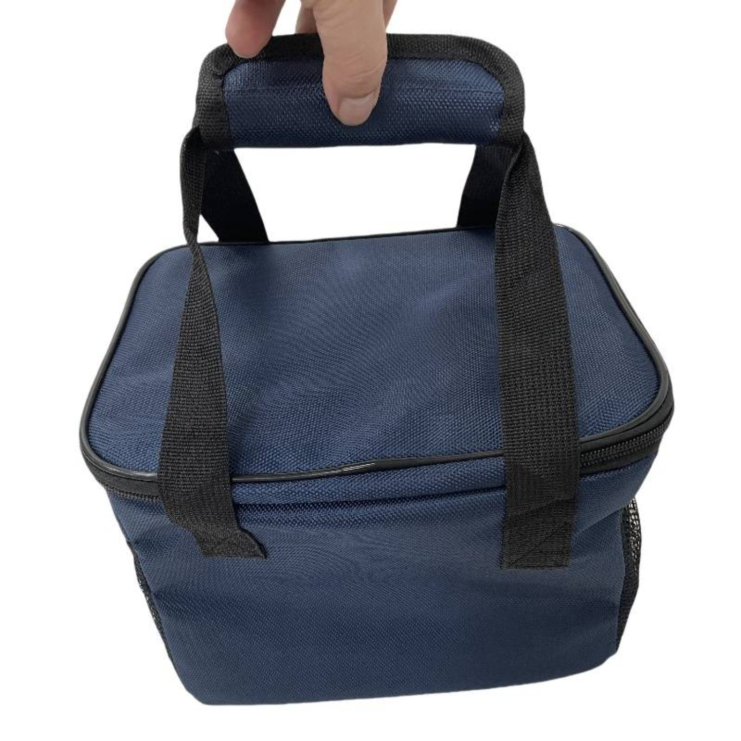 Eine blaue, isolierte Lunchtasche mit schwarzem Griff, offener Netztasche an der Seite.