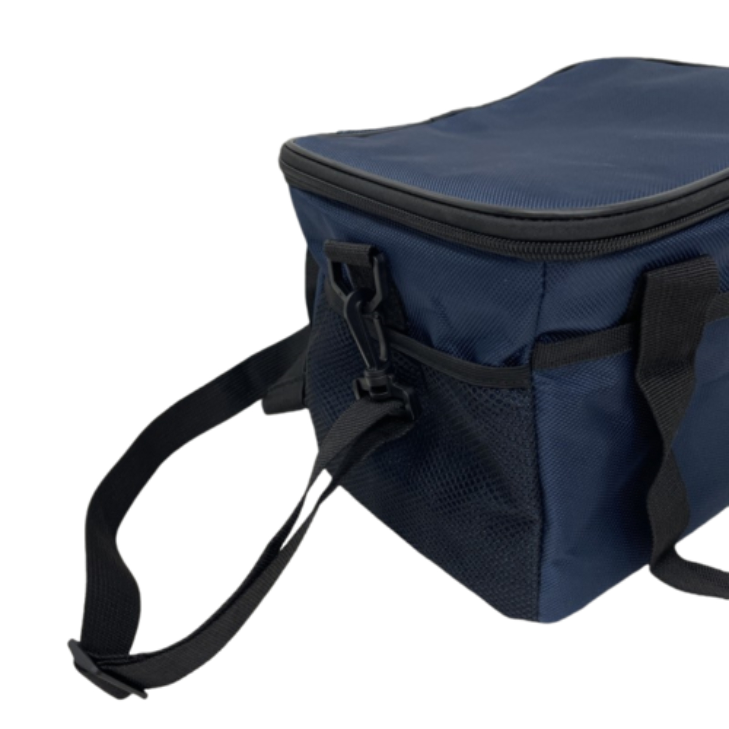 Eine marineblaue isolierte Lunchtasche mit schwarzem Riemen, Seitentasche und Reißverschluss. Weißer Hintergrund.