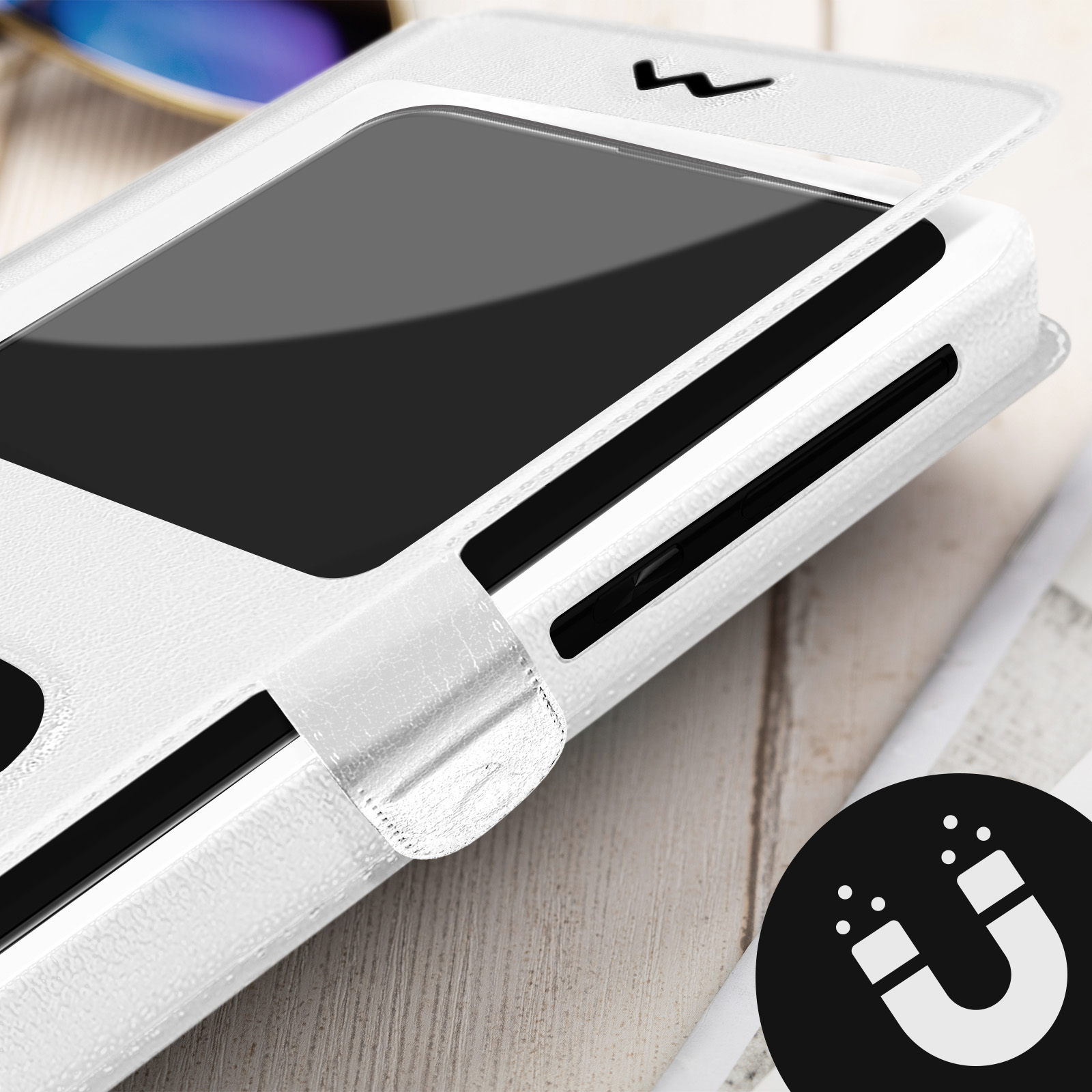 Un étui de téléphone blanc avec un rabat et un symbole de fermeture magnétique.