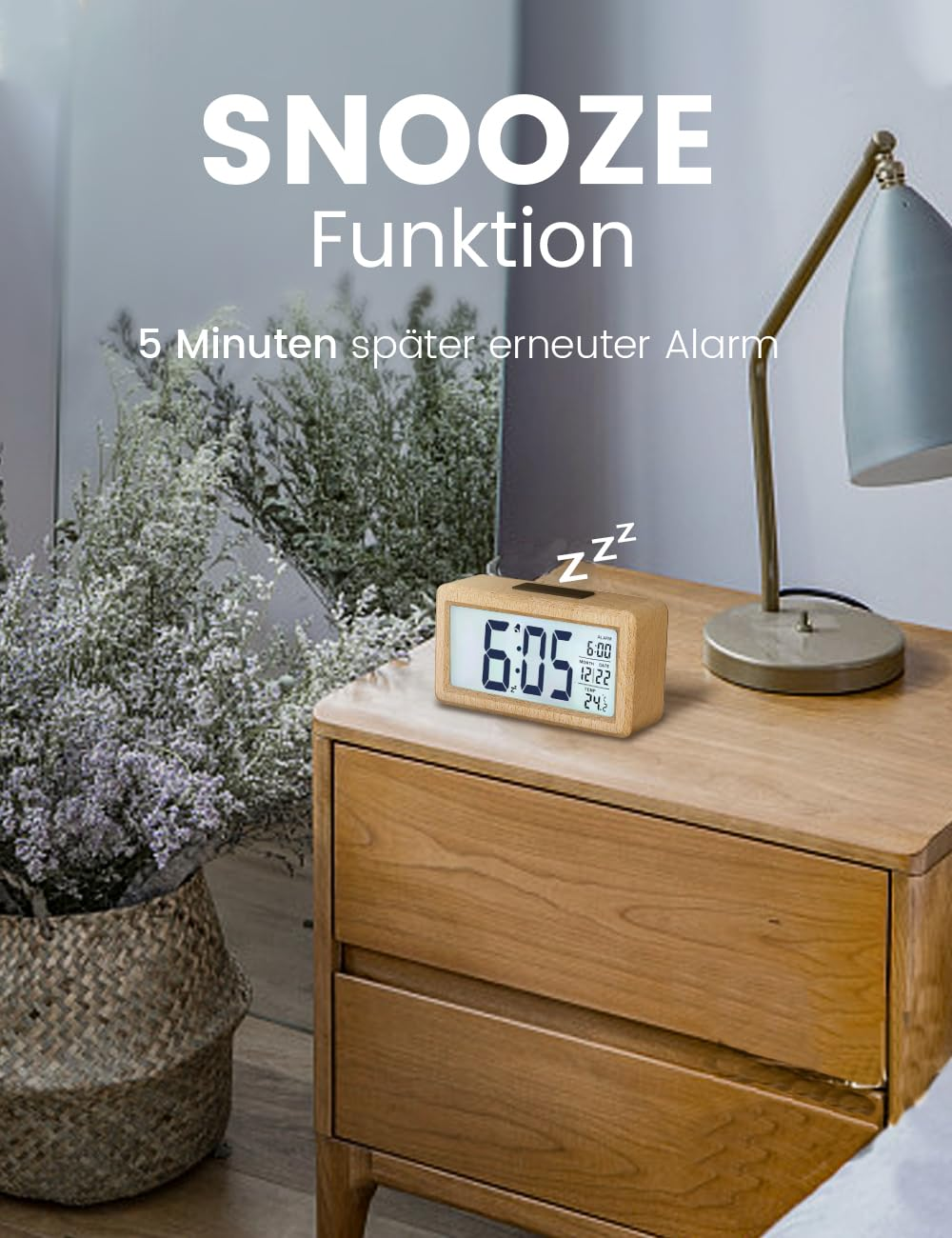 Wecker aus Holz mit der Uhrzeit 6:05, auf einem Nachttisch aus Holz mit Lampe und Blumen. Das „zzz“-Symbol ist oben.