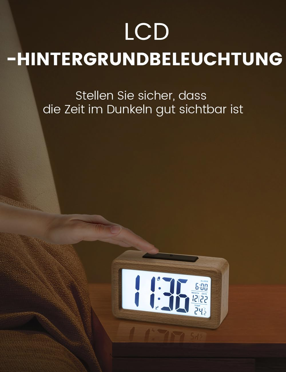 Ein digitaler Wecker aus Holz, der die Uhrzeit anzeigt. Eine Hand berührt die Uhr.