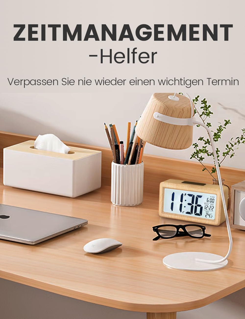 Schreibtisch mit Holzlampe, Uhr und Zubehör. Text: 'ZEITMANAGEMENT Helfer'.