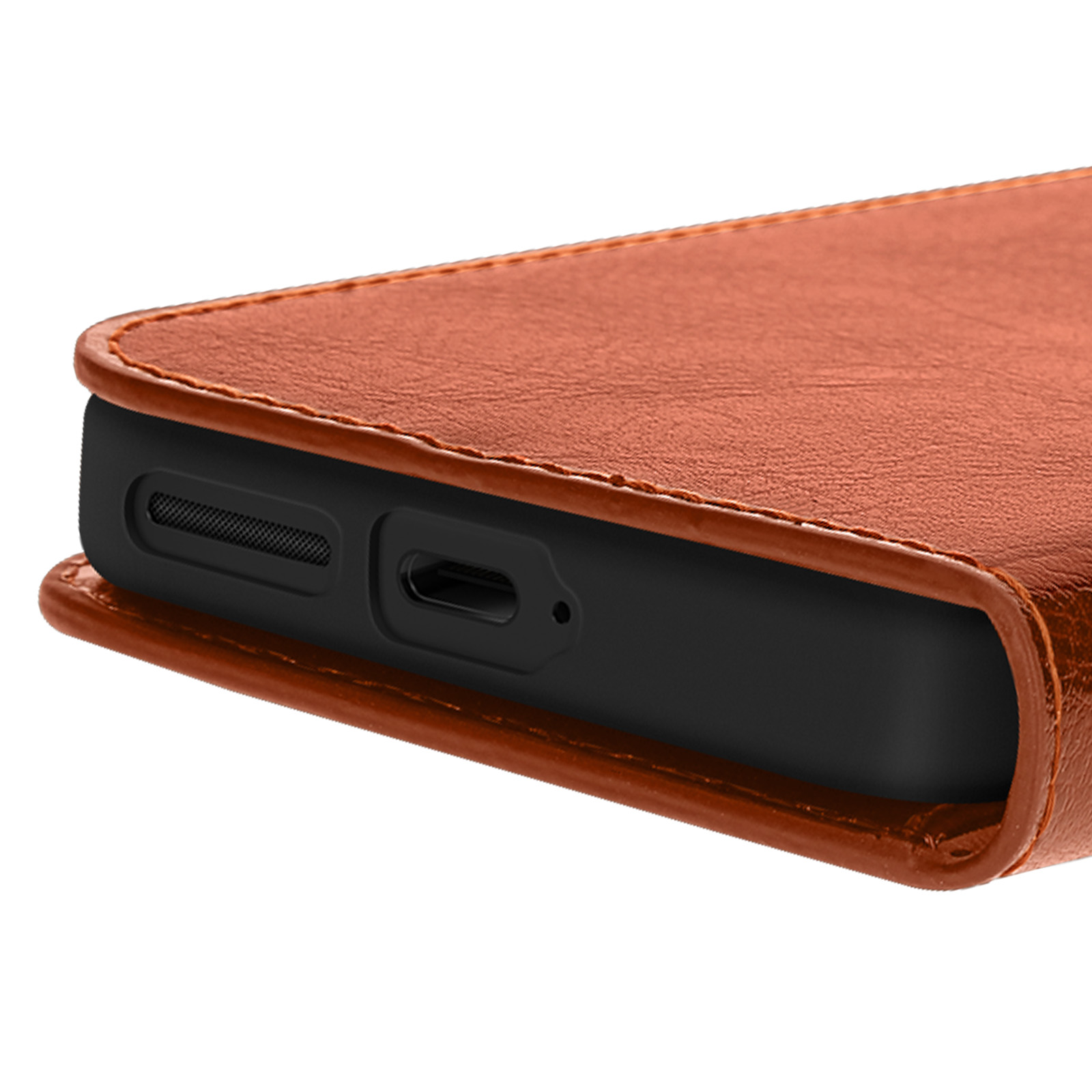 Gros plan sur un étui de téléphone en cuir marron.