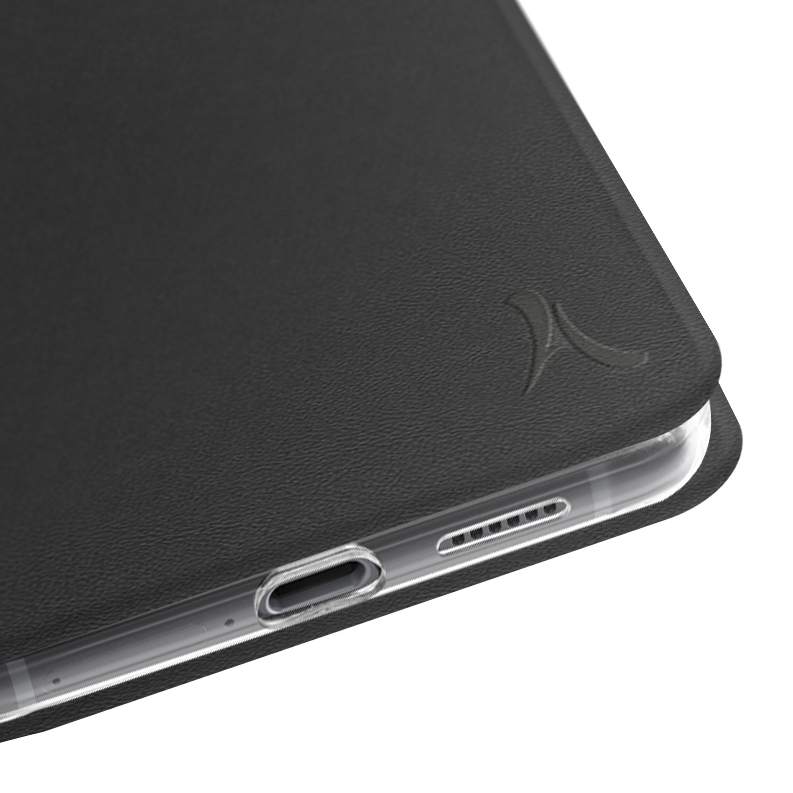 Custodia in pelle nera con logo su superficie bianca, con bordo trasparente del telefono visibile.