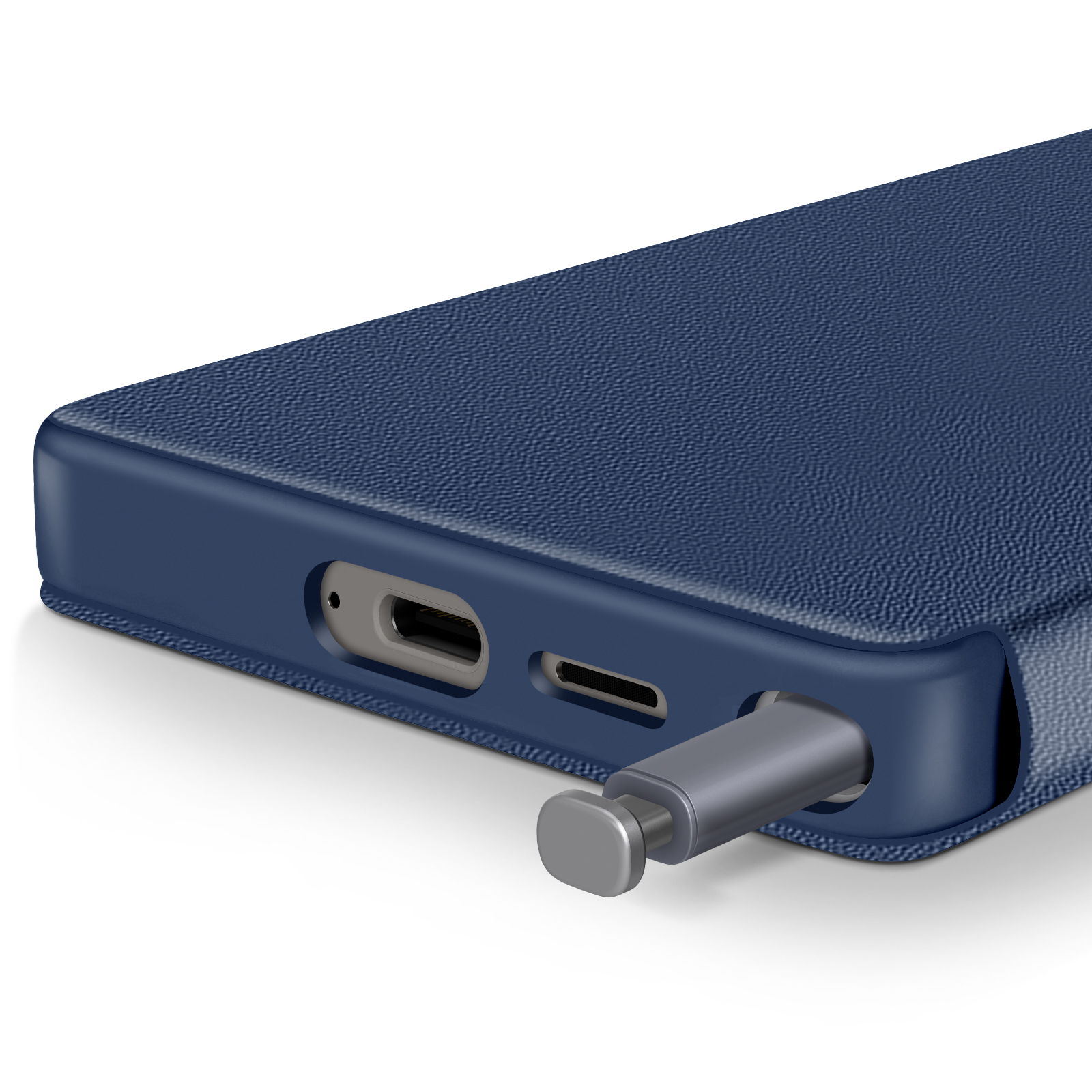 Una custodia per telefono blu scuro con una porta di ricarica e una penna collegata. Lo sfondo è bianco.