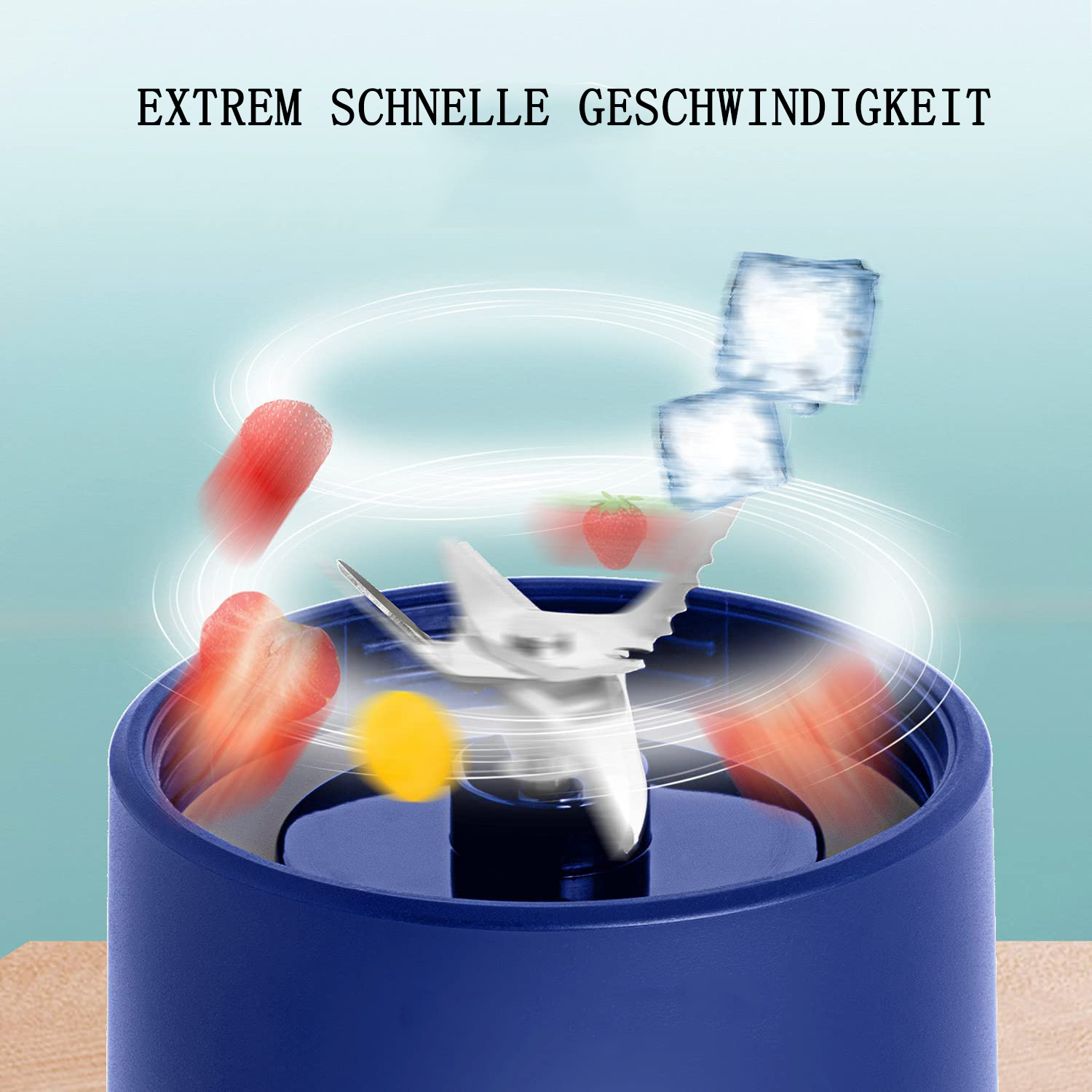 Blauer Mixer mit Erdbeeren und Eiswürfeln. Bewegungsunschärfe wird verwendet.