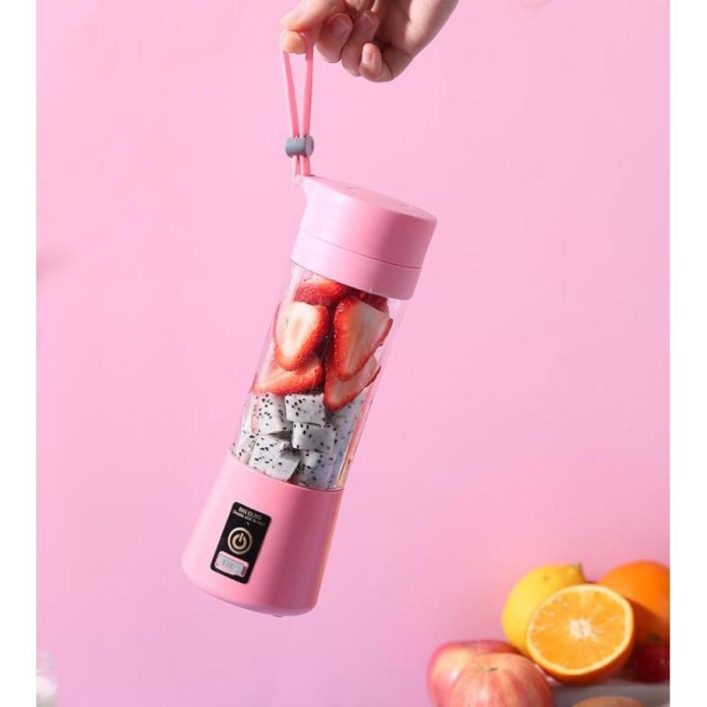 Rosa Mixer mit Fruchtstücken, gehalten von einer Hand, rosa Hintergrund.
