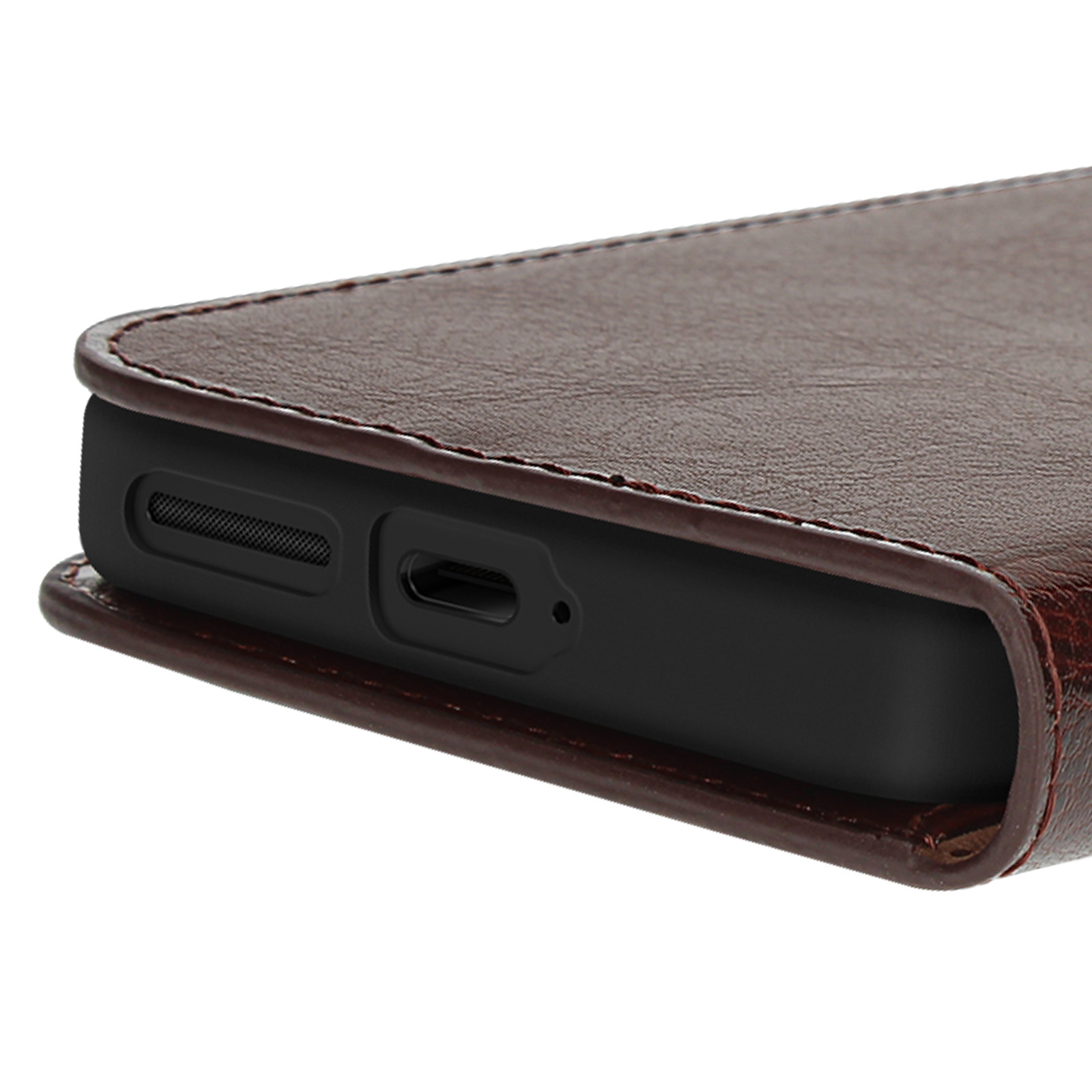 Étui de téléphone en cuir marron, montrant le bas avec un port.