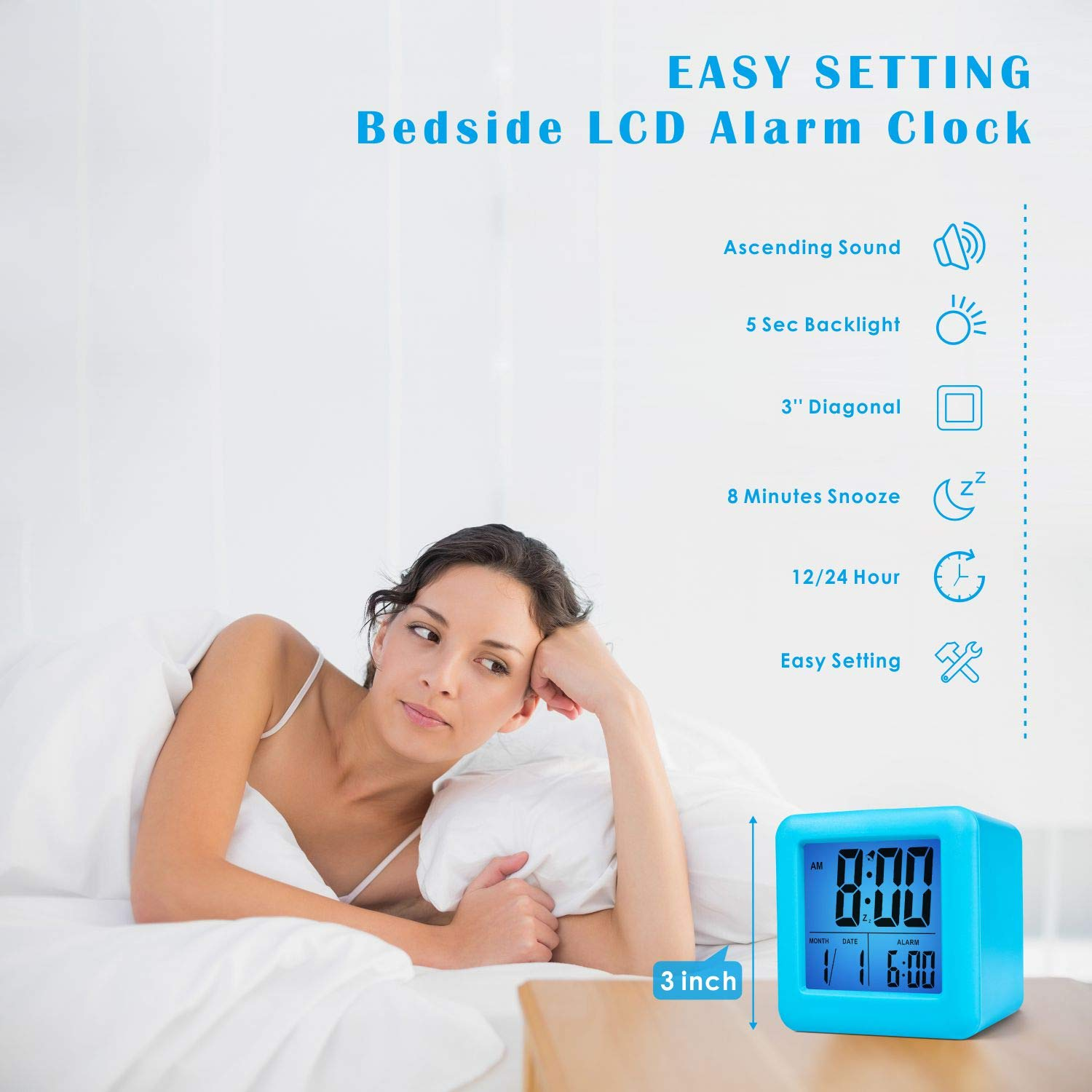 Ein blauer Nachttisch-LCD-Wecker neben einer Frau im Bett. Enthält Feature-Informationen.