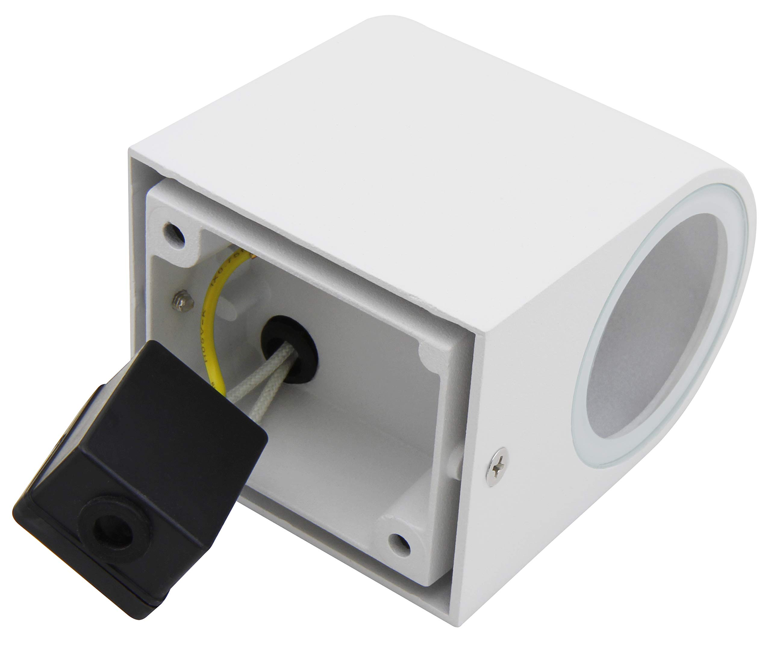 Weiße Außenwandleuchte mit schwarzer Elektrobox und freiliegenden Drähten.