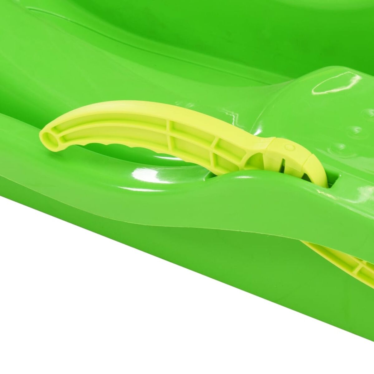 Ein grüner Schlitten mit gelbem Griff. Der Schlitten steht vor weißem Hintergrund.