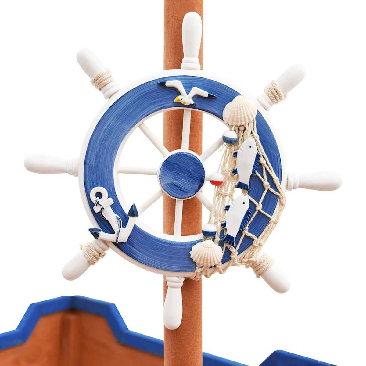 Decorazione a tema nautico di un timone di nave. Blu e bianco con accenti di conchiglie e pesci.