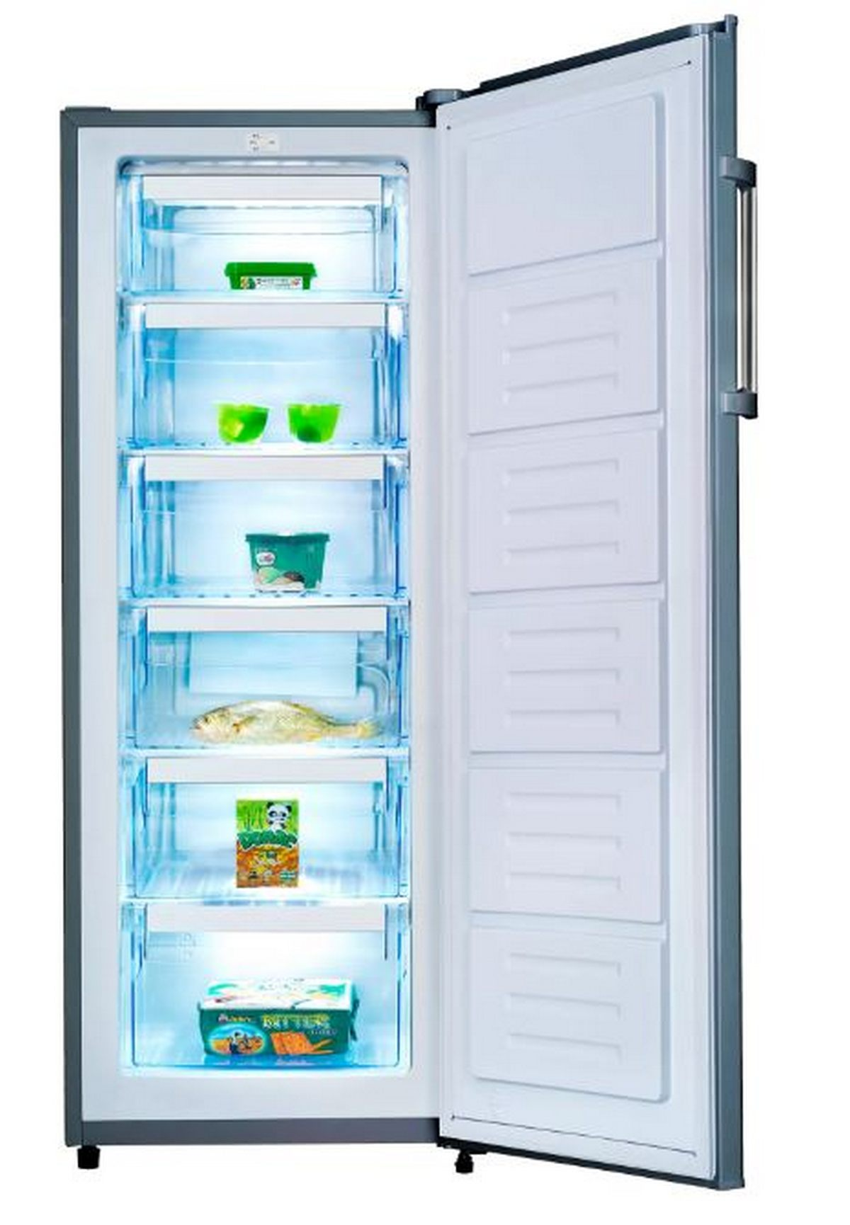 Refrigerador alto y abierto con múltiples estantes, mostrando alimentos.